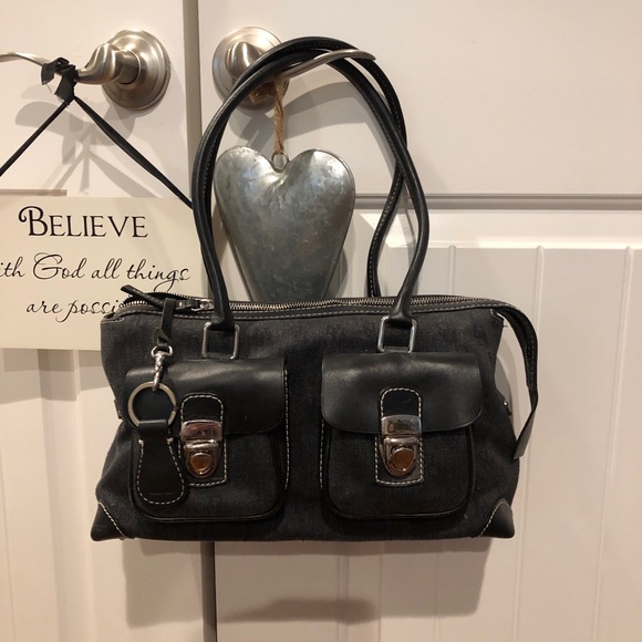 Dooney & Bourke satchel w pockets